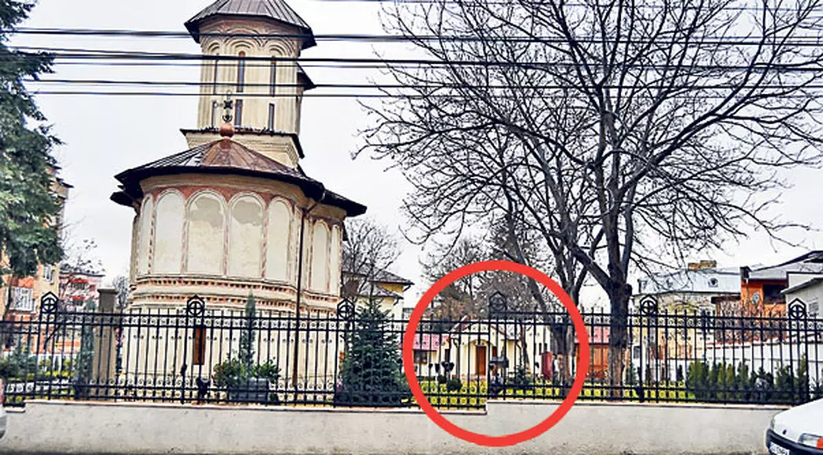 Au făcut WC-ul în formă de capelă! Toaleta a apărut în curtea unei biserici din Craiova