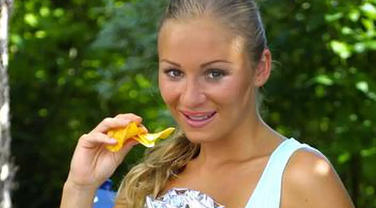 Alarmant! O pungă de chipsuri pe zi, echivalentul a 5 litri de ulei pe an. Află şi celelalte efecte nocive pentru sănătate!