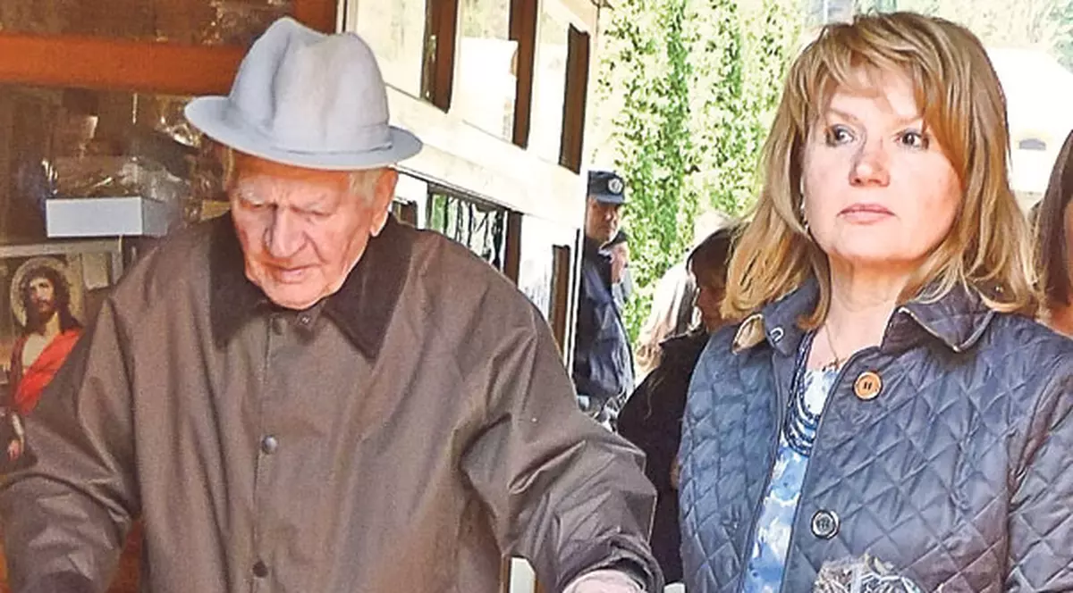 Maria Băsescu şi-a dus tatăl la Voroneţ! Părintele primei doamne şi-a sărbătorit ieri ziua de nume