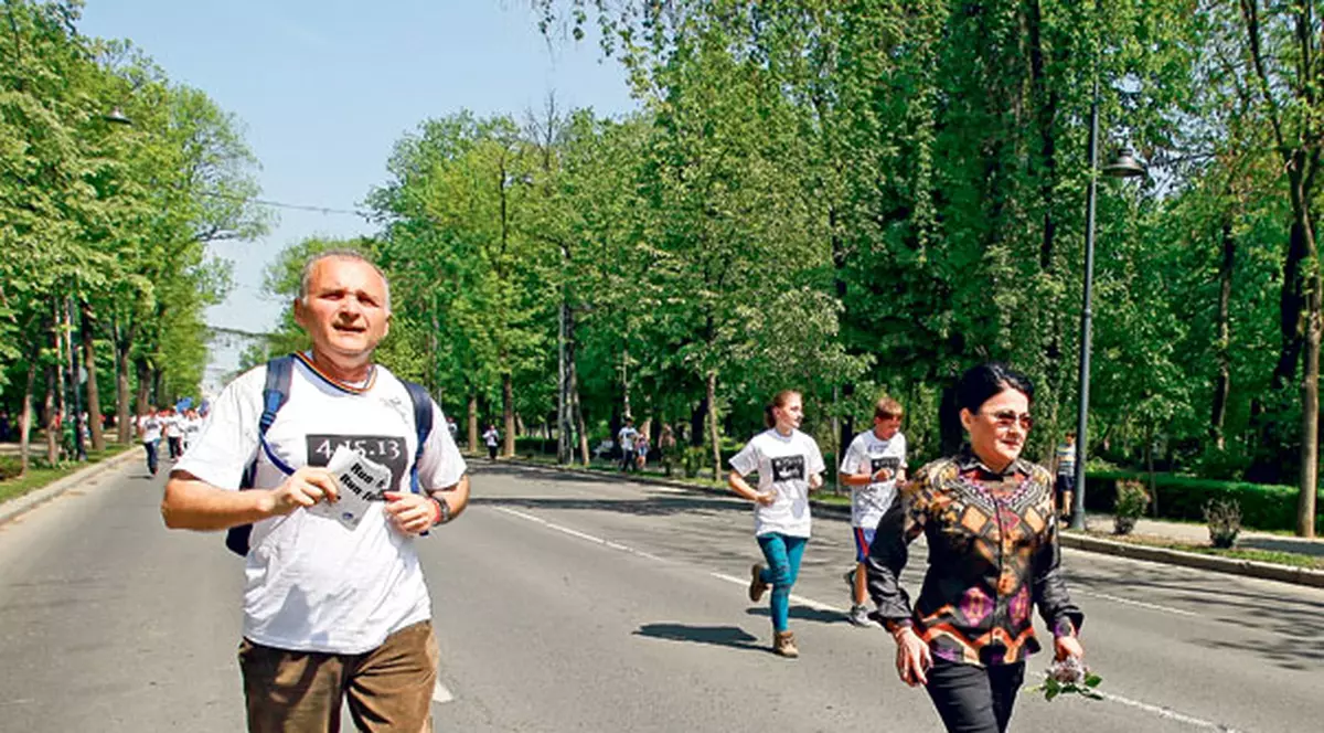 La 65 de ani, Ecaterina Andronescu a alergat 3 km în pantaloni şi cămaşă: «Nici nu am adidaşi în casă»