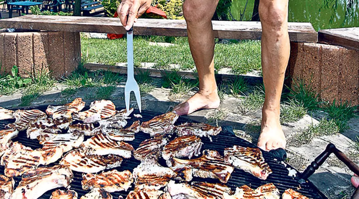 Ţânţăreanu face chef de ziua lui cu friptură, ţuică şi 1.000 de mici