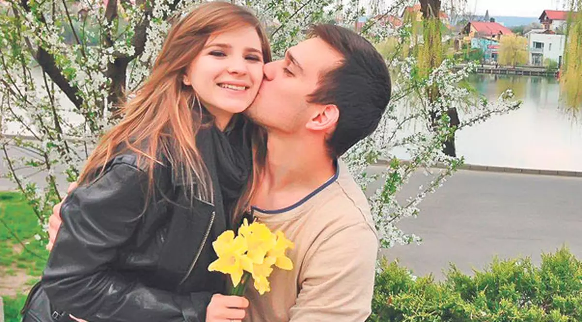 Ce mult se iubesc! Cristina şi Vlad, protagoniştii serialului “Pariu cu viaţa”, au fost surprinşi de reporterii Libertăţii, la Cluj-Napoca