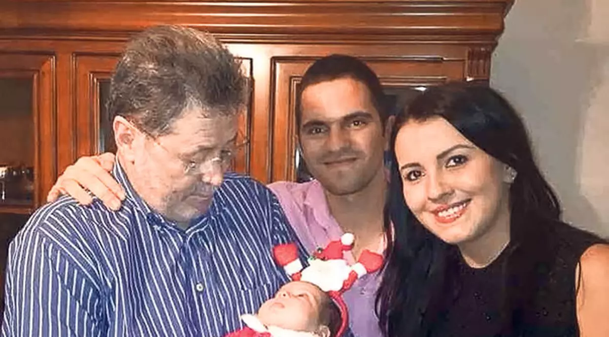 EXCLUSIV | Cornel Dinu îşi botează nepoţica de Paşte