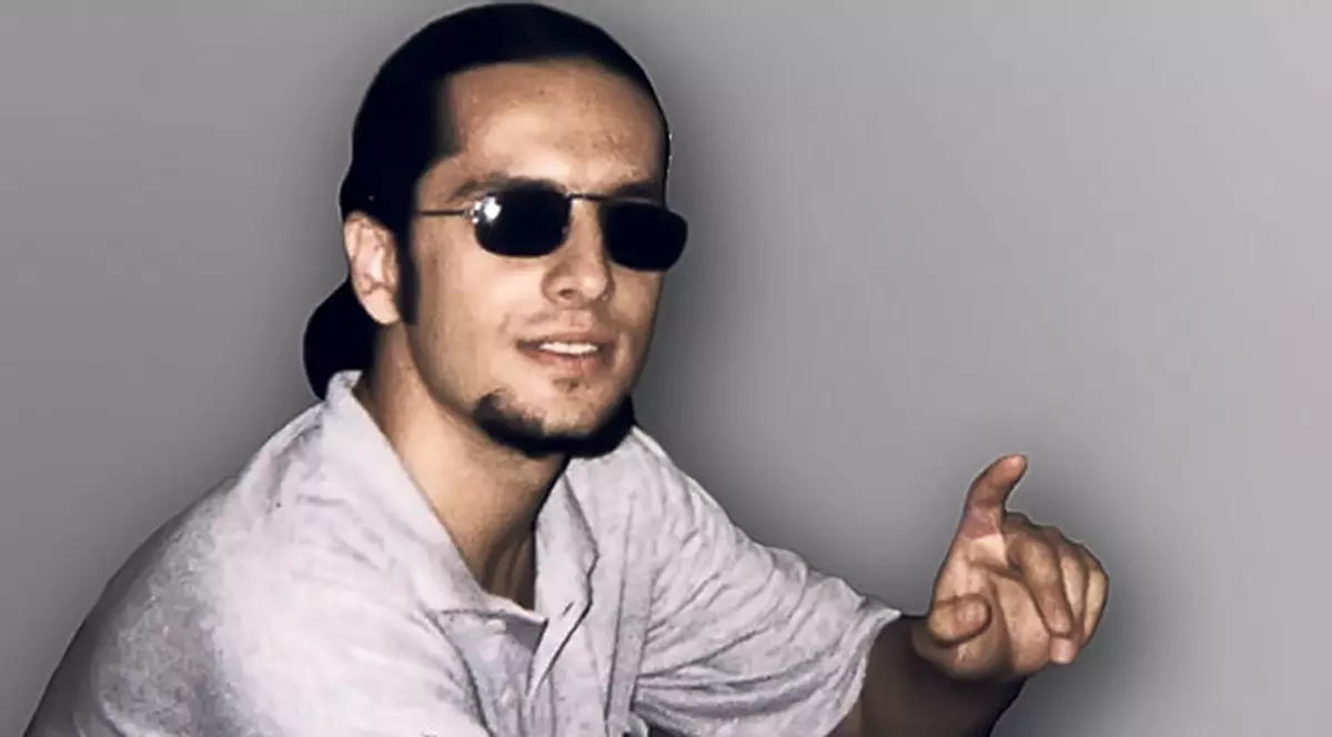 SCHIMBARE INCREDIBILĂ! Acum e un prezentator tv cunoscut, dar e aproape imposibil să îl recunoşti cu plete! 