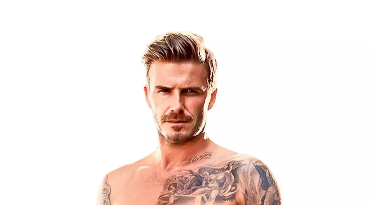 Cu el şi-ar înşela bărbaţii! | Suporterele măritate ale lui PSG visează la o noapte de amor cu mijlocaşul David Beckham