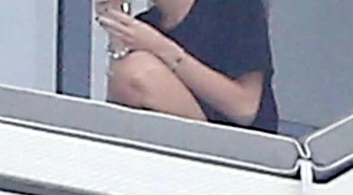 Toate îi merg pe dos! Părăsită de iubit înainte de nuntă, Miley Cyrus a fost surprinsă în timp ce FUMA MARIJUANA! FOTO