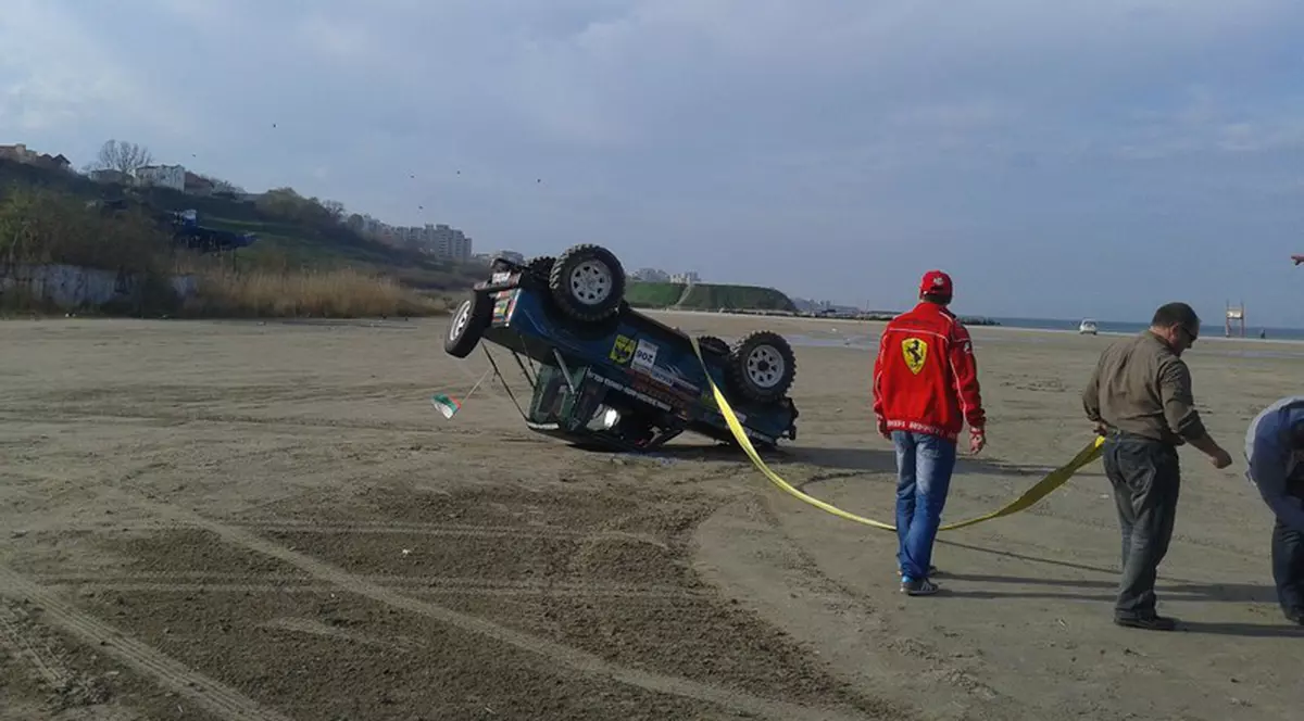 Distracţia costă! S-a răsturnat cu maşina pe plaja din Constanţa | FOTO