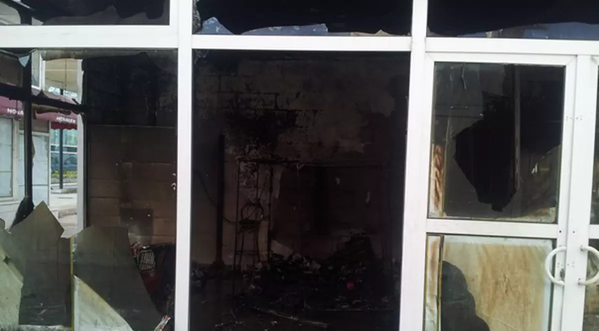 Incendiu în staţiunea Mamaia: Două magazine s-au făcut scrum | FOTO