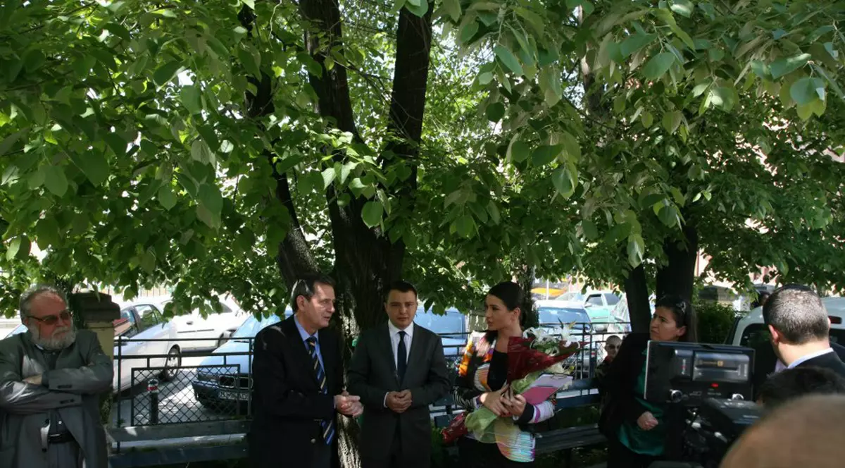 Eba vizită de lucru în Capitala Olteniei. Vezi ce colorat a fost îmbrăcată fata lui Băsescu