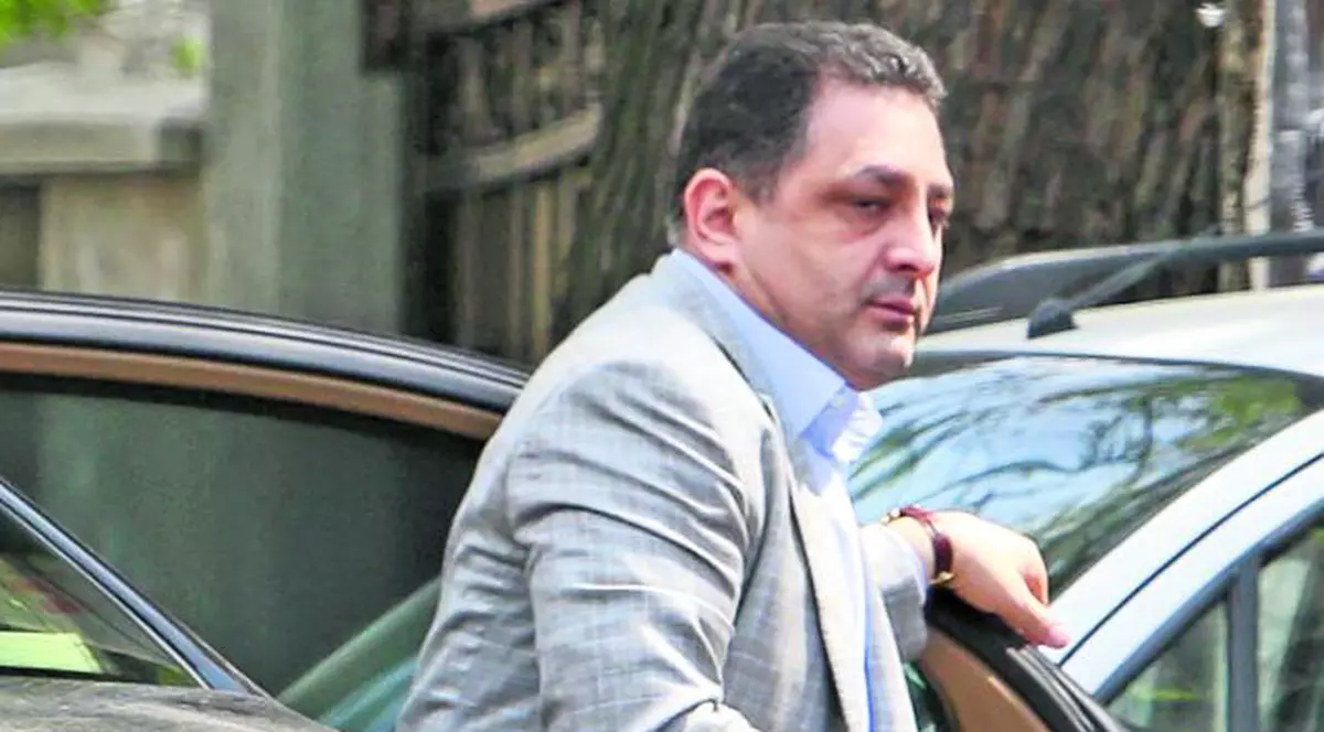 Vanghelie se iubeşte cu Oana şi se îmbracă la Charlotte - FOTO