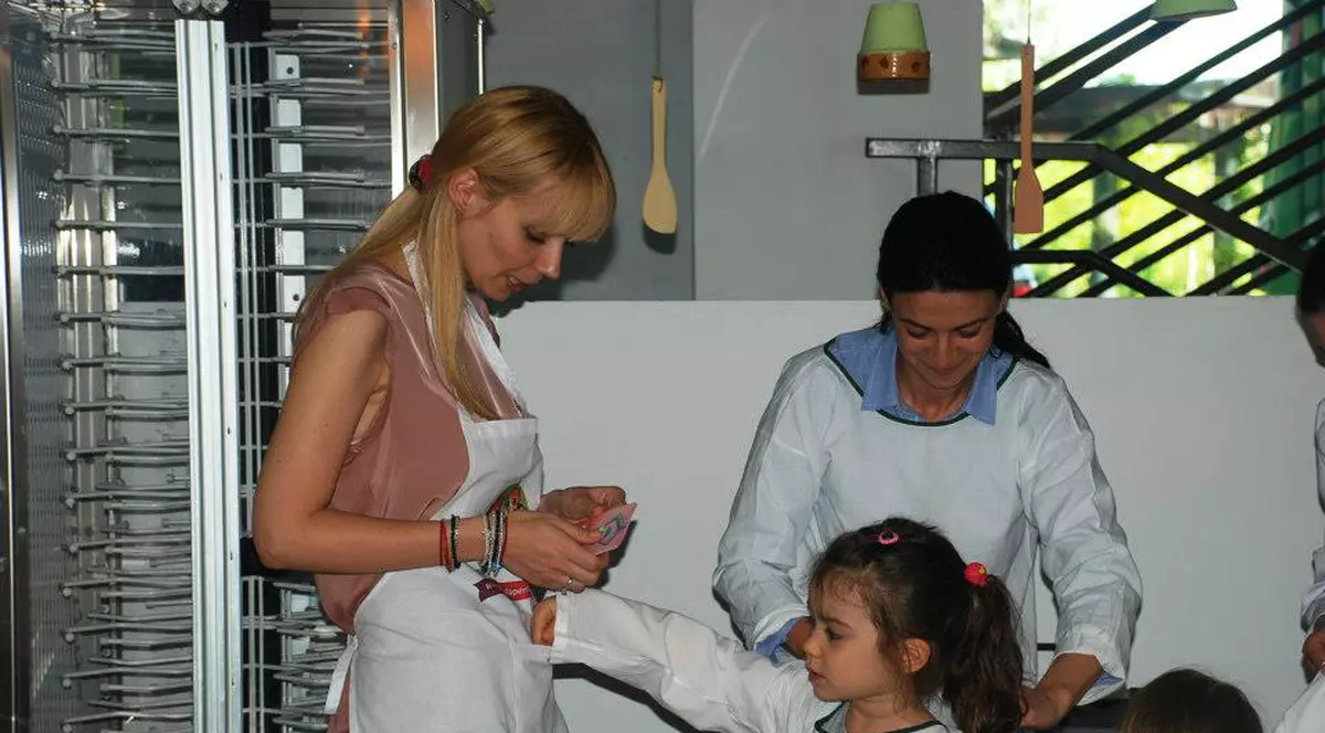 SOŢIA PREMIERULUI VICTOR PONTA, DACIANA SÂRBU, A FĂCUT PRĂJITURI LA FABRICA IEPURAŞILOR