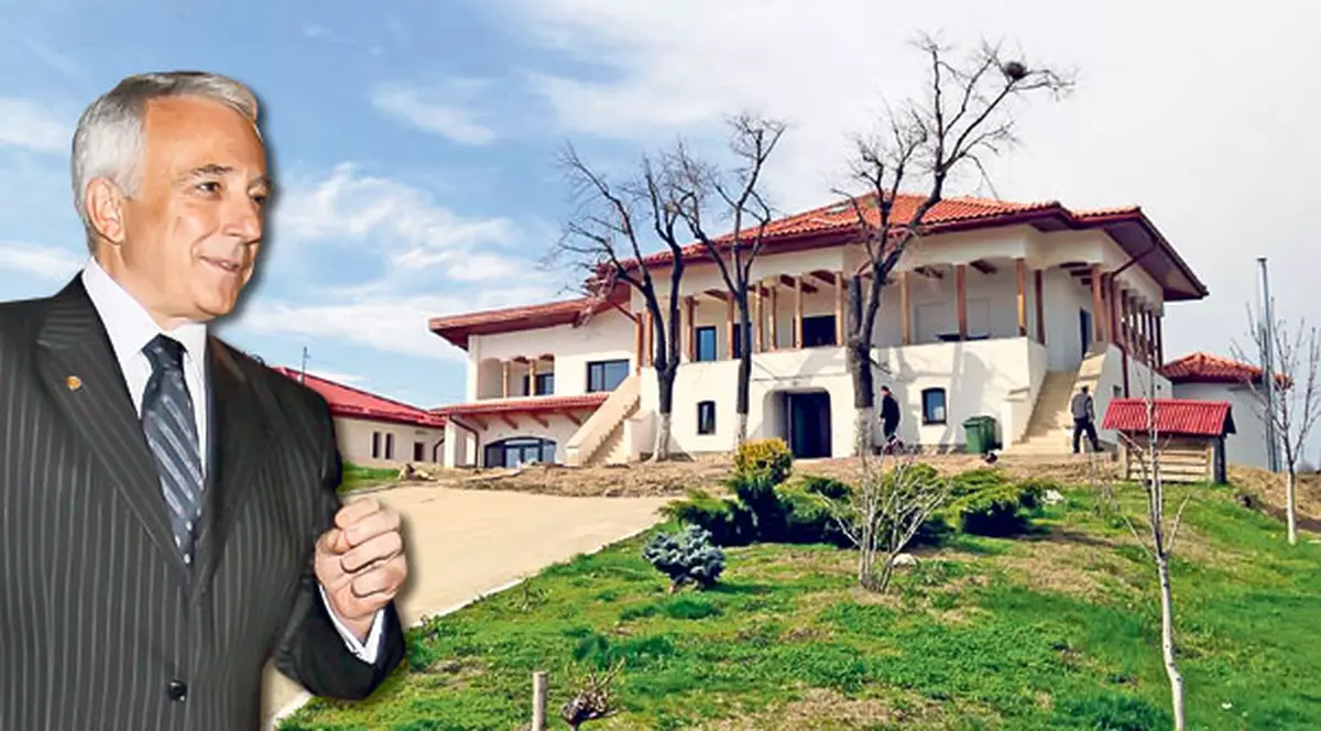 Isărescu şi-a tras conac boieresc!