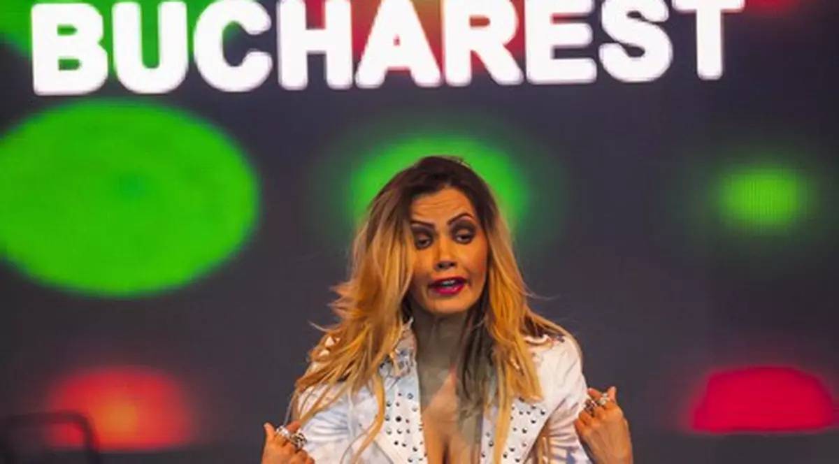 Oana Zăvoranu a dansat pe scenă, la o prezentare de modă | FOTO