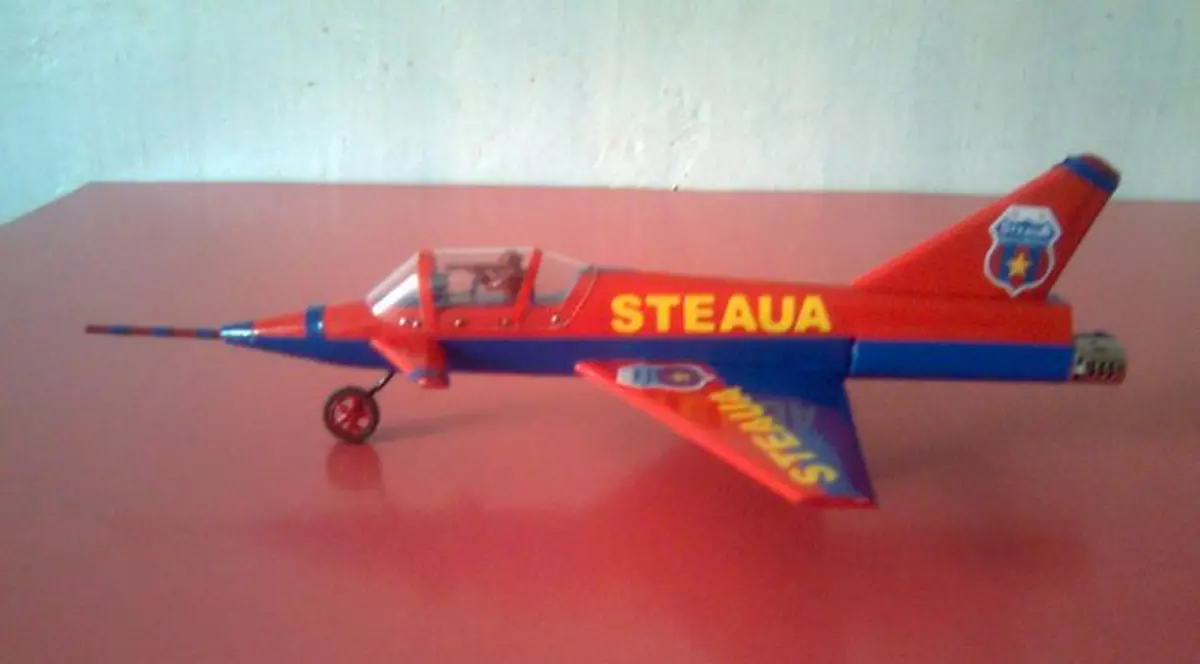 Vrei un avion care să-ţi poarte numele? Un hunedorean ţi-l face în miniatură