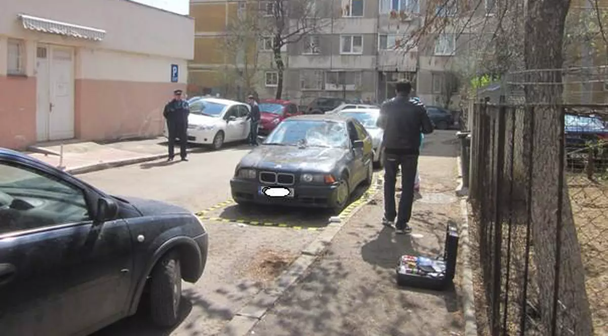 Colegii liceanului ucis au vandalizat maşina ucigaşului! FOTO