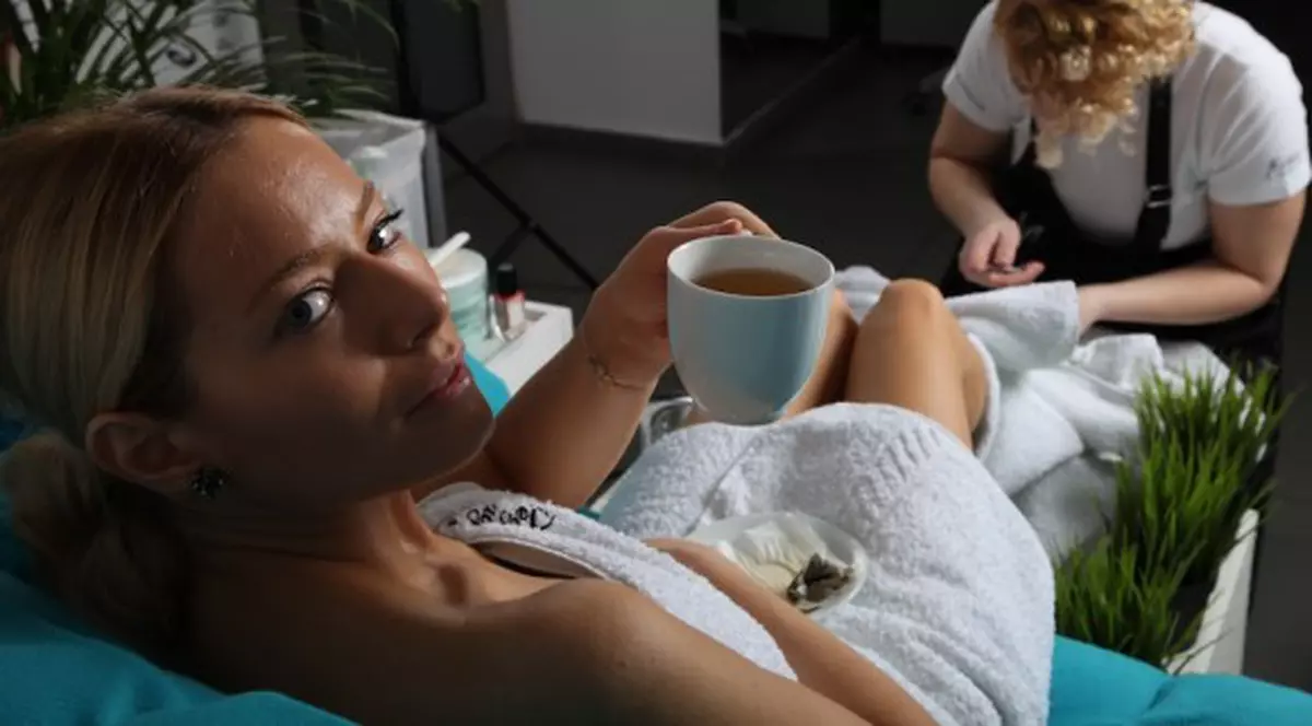 LAURA COSOI, doar în prosop, nemachiată se relaxează la SPA| FOTO
