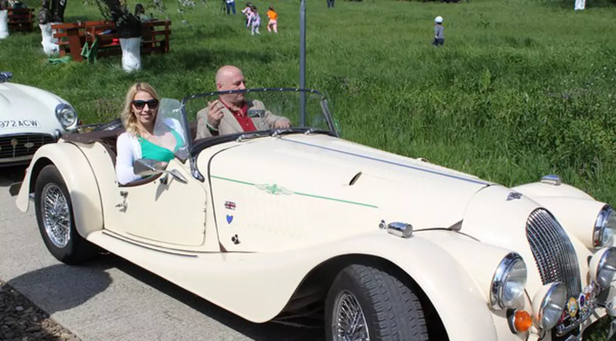 Mircea N. Stoian, la plimbare cu o blondă apetisantă într-o maşină de epocă! | FOTO