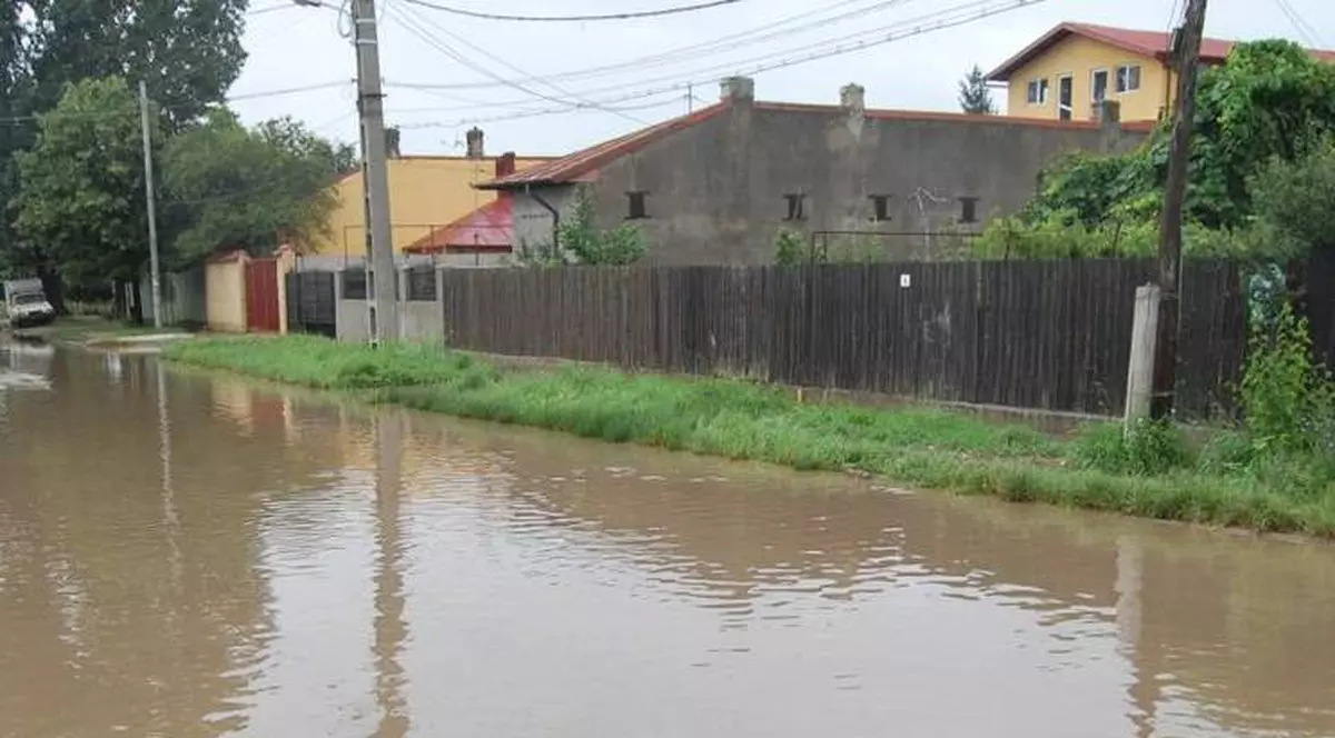 Codul Galben de inundaţii a fost prelungit până vineri