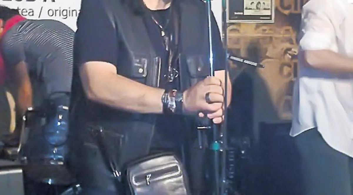 Leo a refuzat să cânte într-un club plin de fumători!