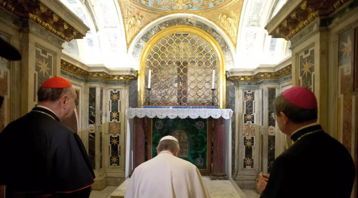 Papa Francisc s-a rugat la mormântul Sfântului Petru - FOTO