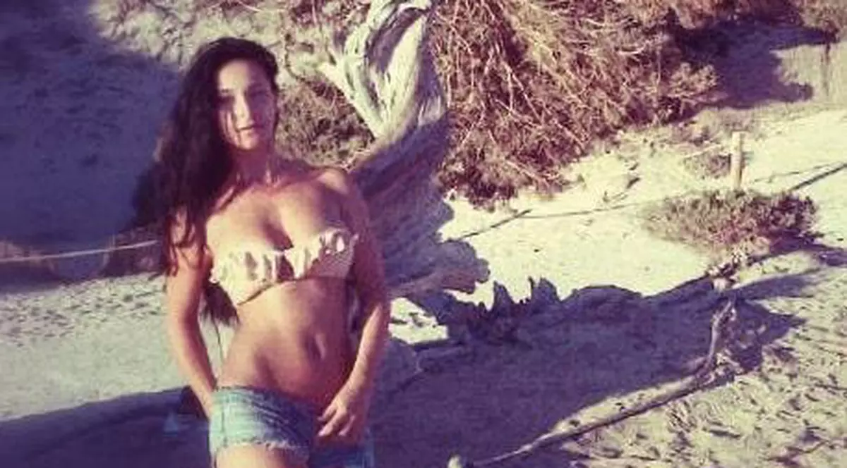 Bijou dezbracă un fan pe scenă şi promite un pictorial cu "păsărica" la vedere | VIDEO