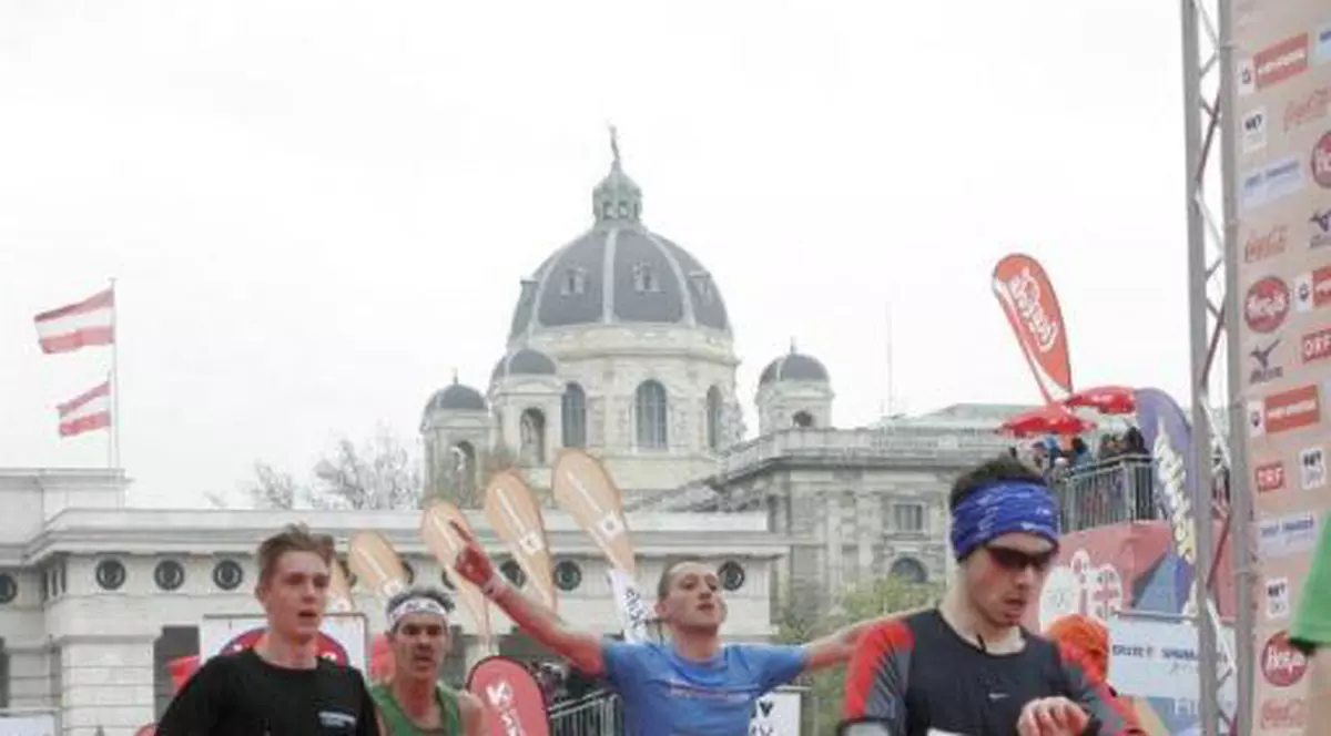 Un INGINER IT a găsit SOLUȚIA ÎMPOTRIVA SEDENTARISMULUI: ALEARGĂ la MARATON, pentru BURSELE ELEVILOR