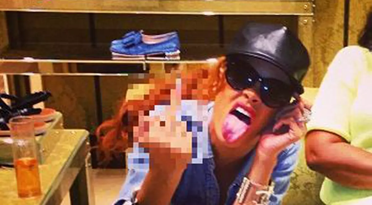 Rihanna face semne obscene în faţa mamei sale - FOTO