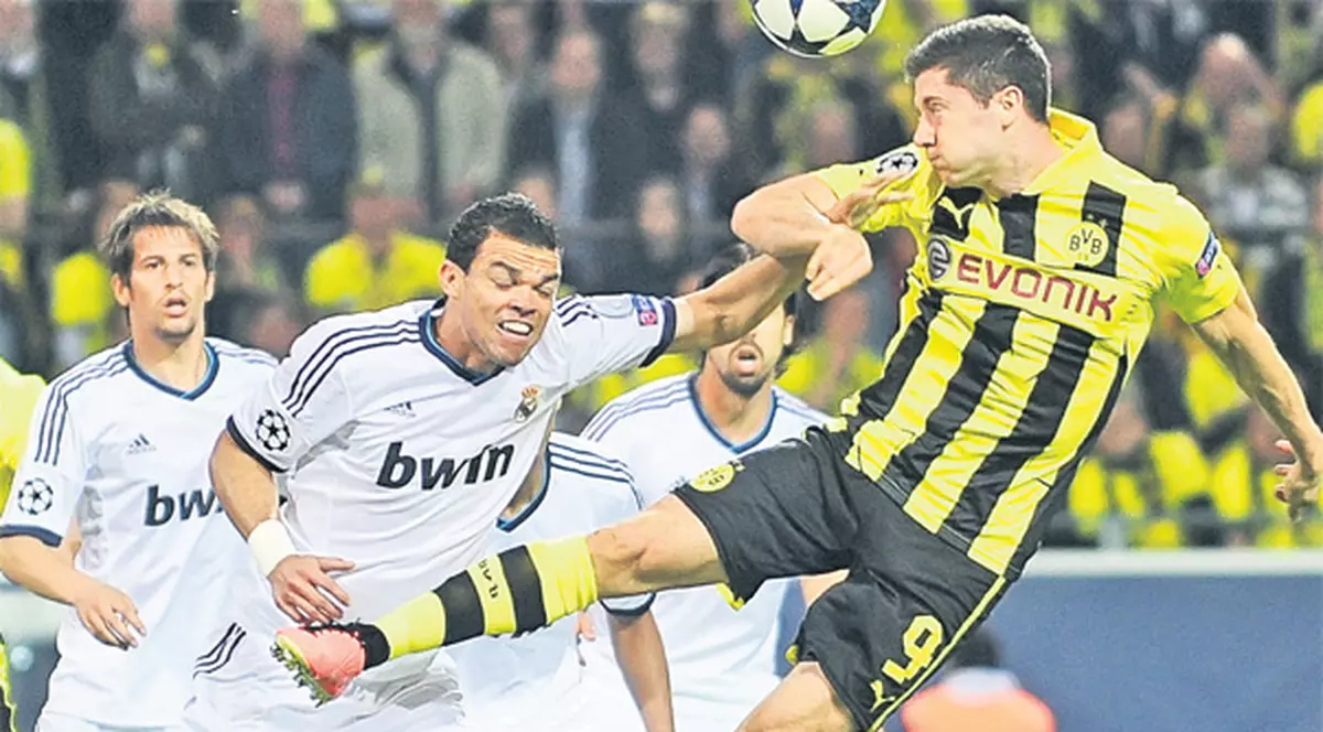 Jucătorii lui Real au primit un ordin clar înaintea returului cu Dortmund: Faultaţi-l pe Lewandowski!