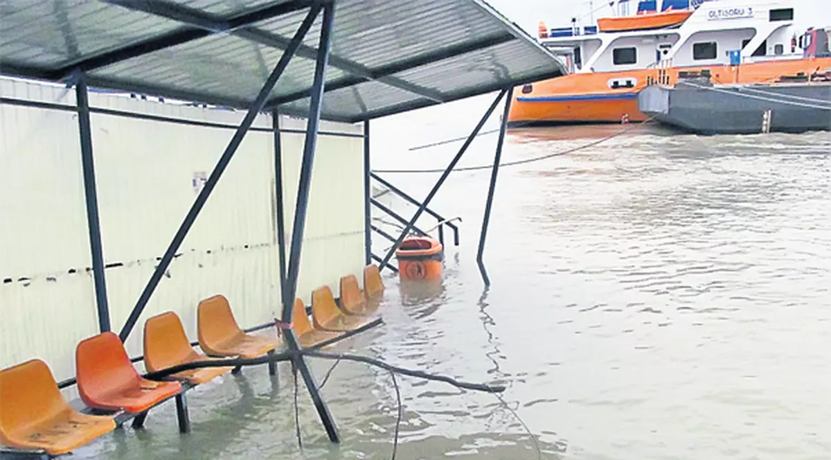 Apele şi vântul fac prăpăd! Dunărea a atins cote alarmante, iar autorităţile sunt în alertă