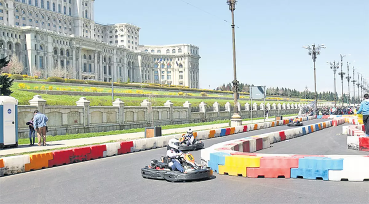 S-au dat cu maşinuţele lângă Palatul Parlamentului