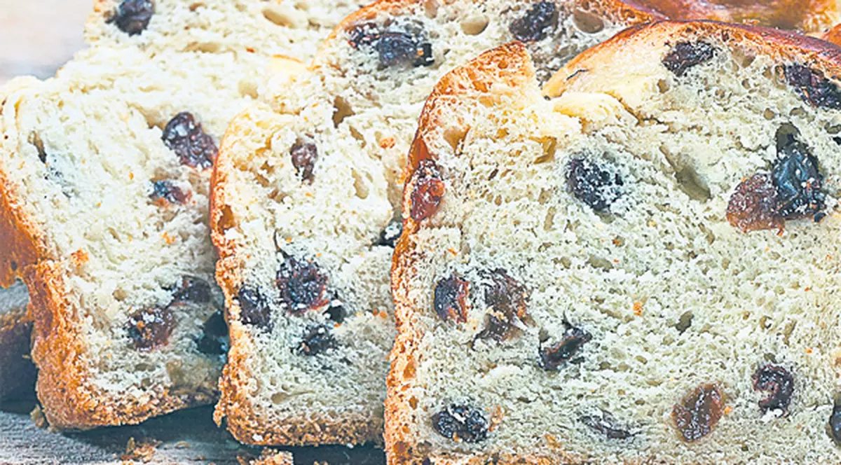 Studenţii de la Universitatea Hyperion dau cozonaci gratis