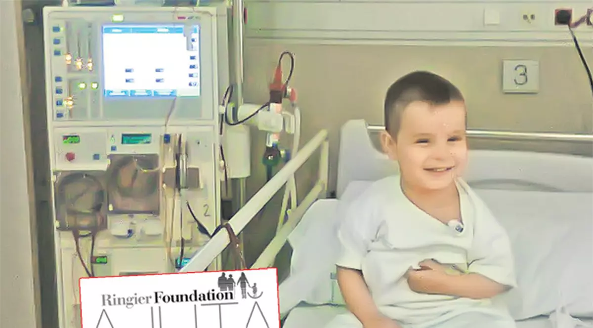 Eduard mai are nevoie de ajutor! Băieţelul cu insuficienţă renală trebuie să reziste în Madrid până la transplant
