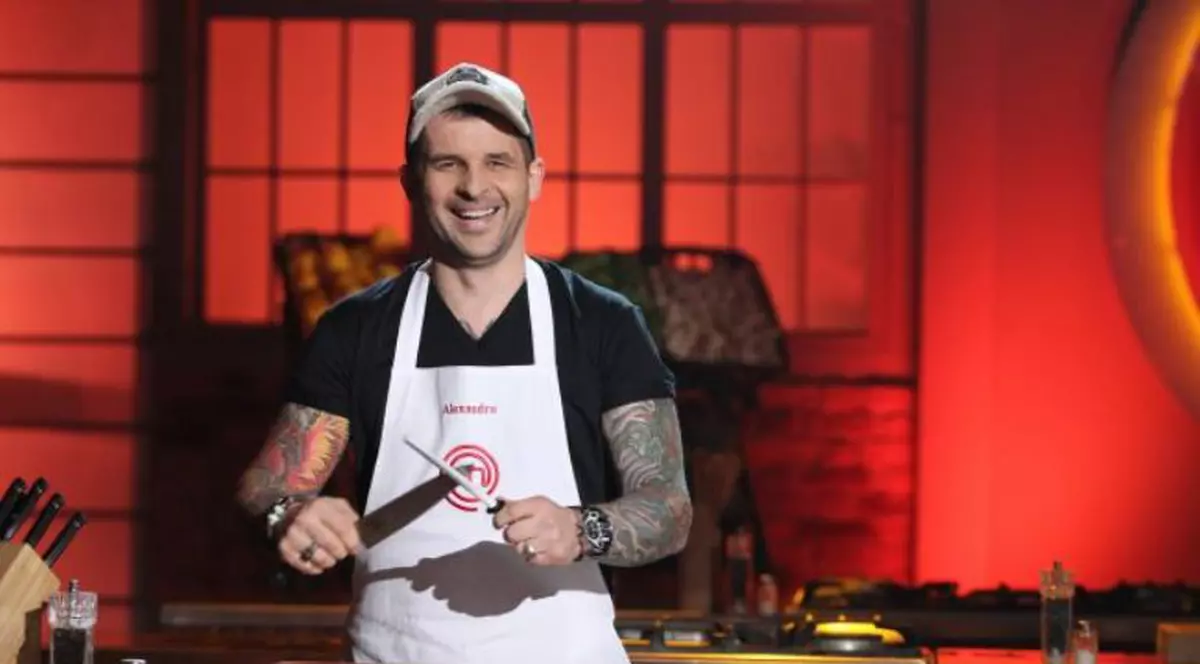Alexandru Hora, BUCĂTARUL TATUAT de la MasterChef, este un tătic grijuliu. Vezi ce-i găteşte fetiţei lui!