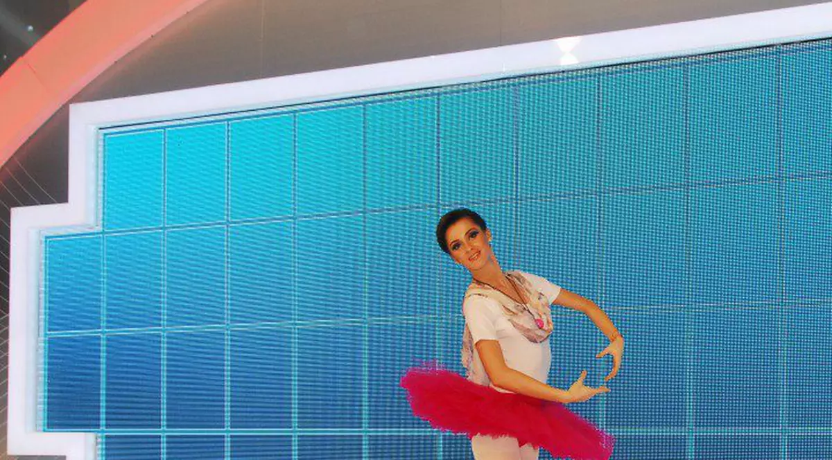 Cât de flexibilă este colega lui Liviu Vârciu! Ana-Maria Barnoschi, în postura de balerină | FOTO
