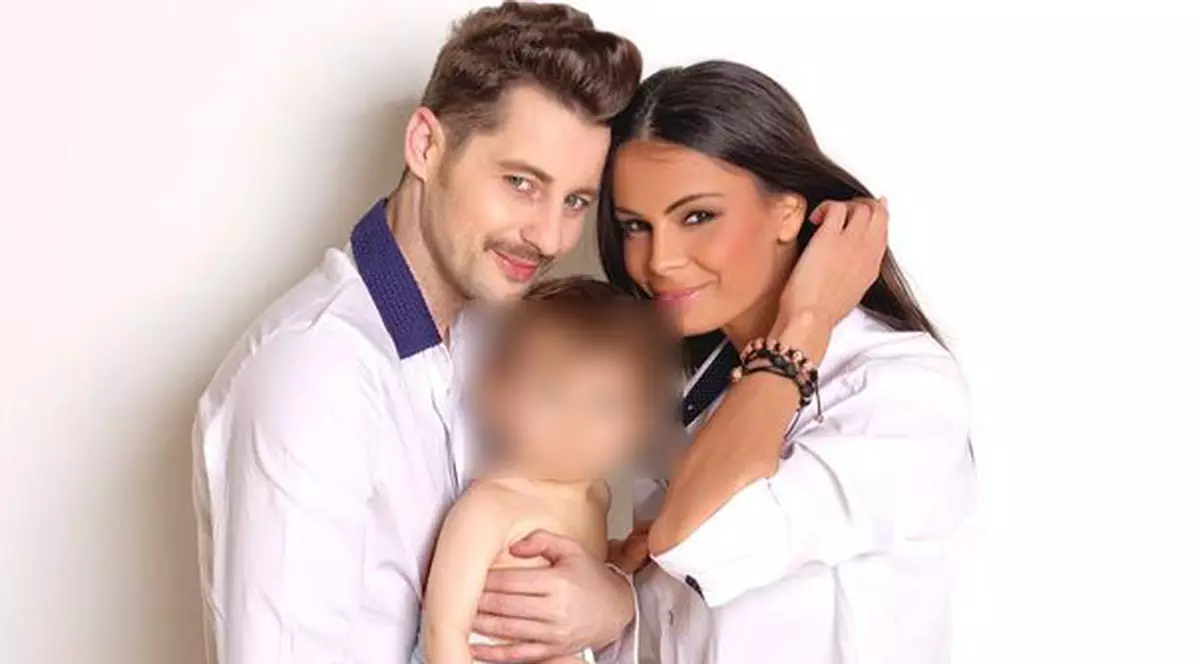 Fiul lui Adi Sînă și al Ancăi Serea a împlinit 11 luni. Uite ce frumos este! Cum cine ți se pare că seamănă?