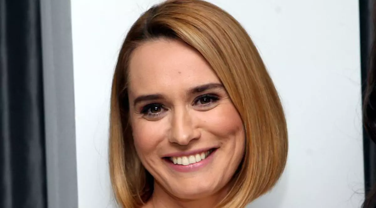 Andreea Esca, PE NISIPUL FIERBINTE, MÂNGÂIATĂ DE VALURI. IATĂ ce POEZIE O FACE SĂ VIBREZE |FOTO ÎN ARTICOL