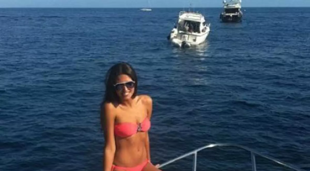 ANTONIA, mai lasă SHAORMA! Uite cum își etalează ȘUNCULIȚELE, într-un TRICOU MULT PREA SCURT! FOTO ÎN ARTICOL