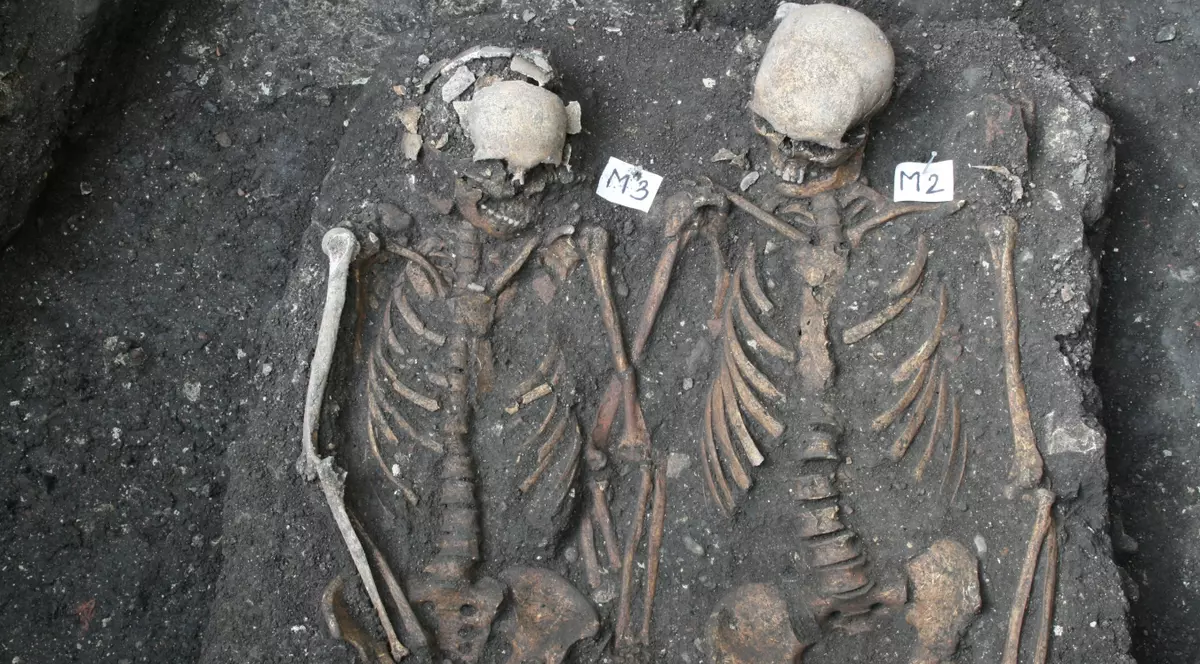 «Romeo și Julieta». Scheletele unor tineri care se țin de mână, descoperite la Cluj