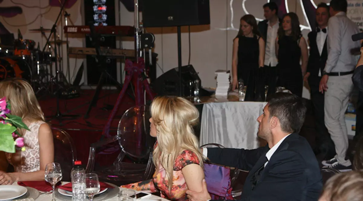 IUBITUL Laurei COSOI nu-și poate ține mâinile departe de blondă! Au fost ca doi porumbei, la un eveniment! FOTO