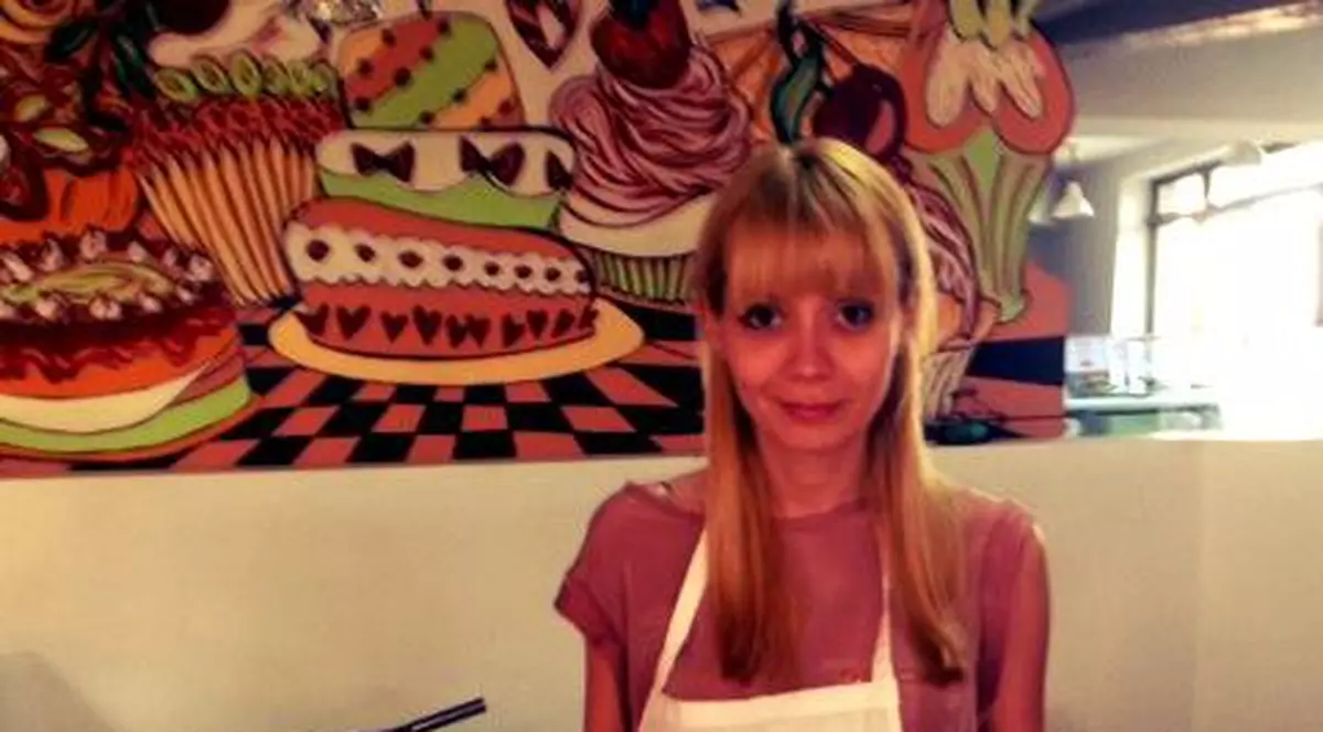 De ce nu are premierul VICTOR PONTA o siluetă de INVIDIAT? Nu poate REZISTA TENTAȚIILOR DULCI pregătite de SOȚIE! Uite ce pricepută este DACIANA SÂRBU în bucătărie! FOTO