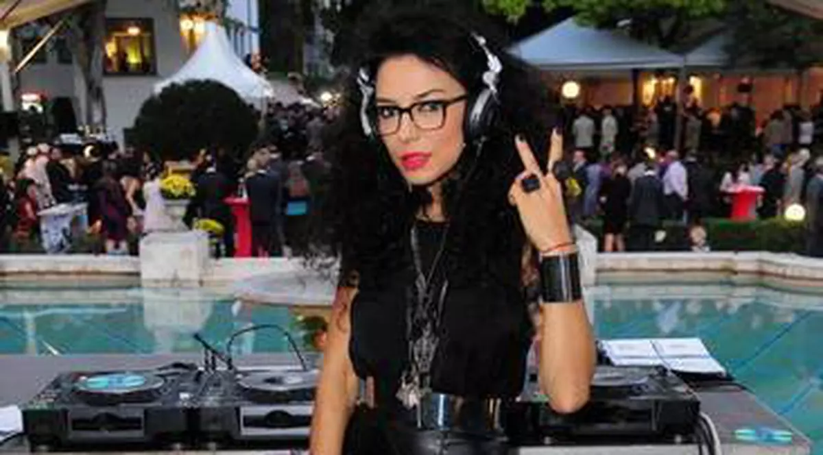 DJ Wanda, senzații tari la 120 km/h, într-o mașină de raliu pe un drum alunecos!