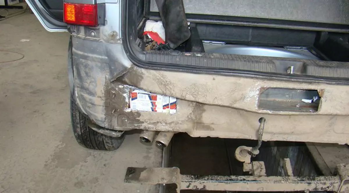 Peste 1.000 de pachete de tigări ascunse în pragurile şi podeaua unui autoturism | FOTO
