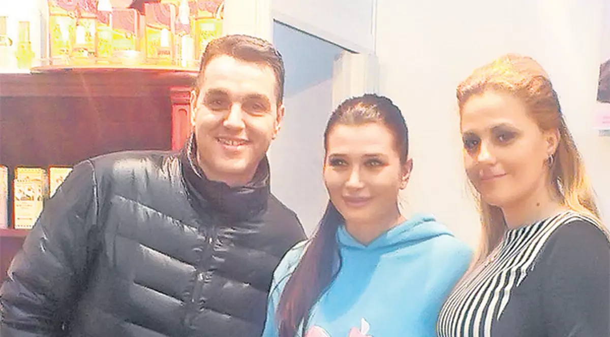 EBA îşi ascunde burtica în hanorac