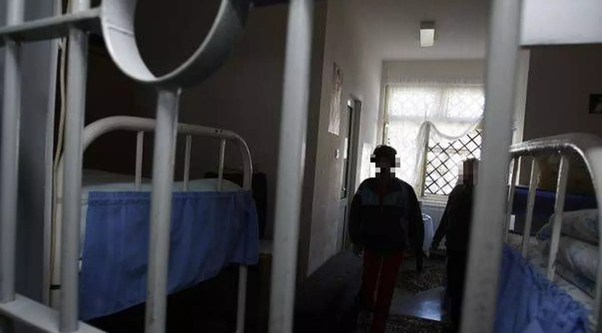 Evadare spectaculoasă la Galați! Doi tineri au făcut o gaură în peretele celulei