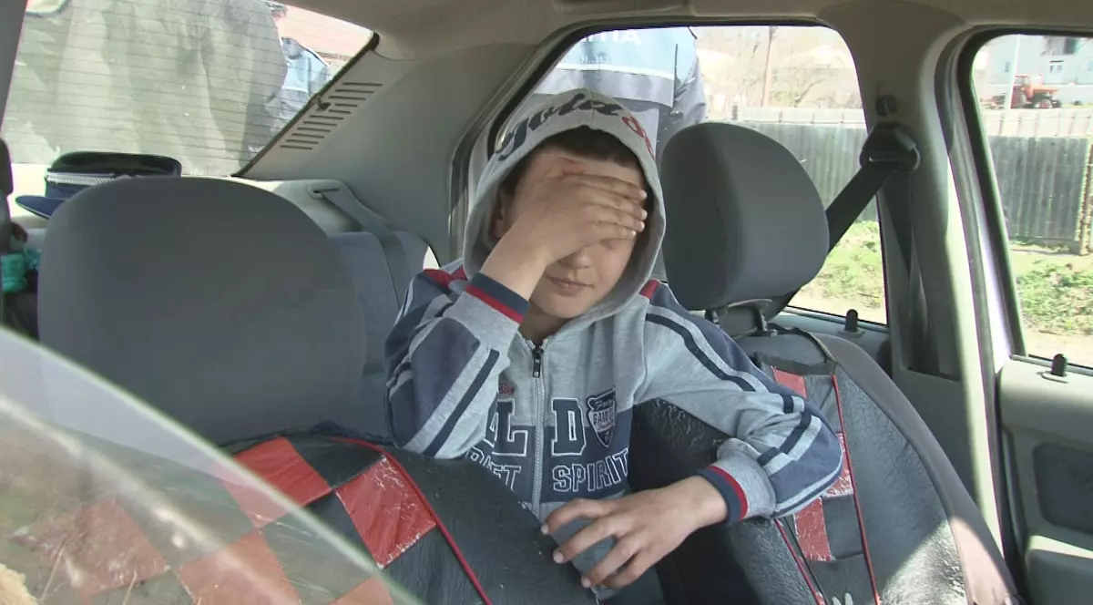 Doi copii au fugit de acasă şi au mers noaptea 25 de kilometri pe jos