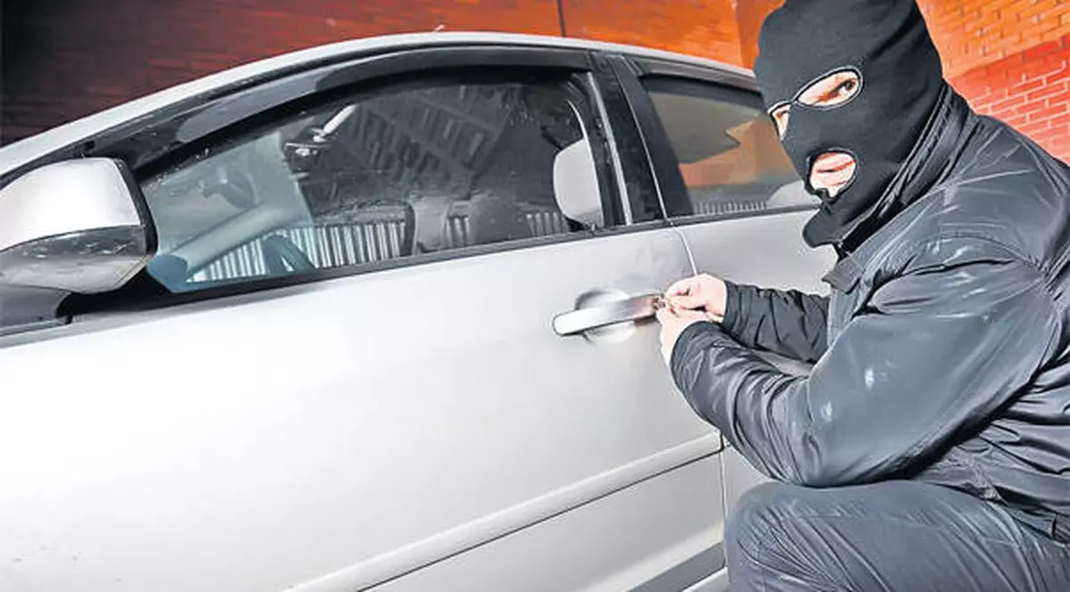 Iaşi: A furat maşina cu tot cu copilul proprietarului. Hoţul este căutat de poliţişti