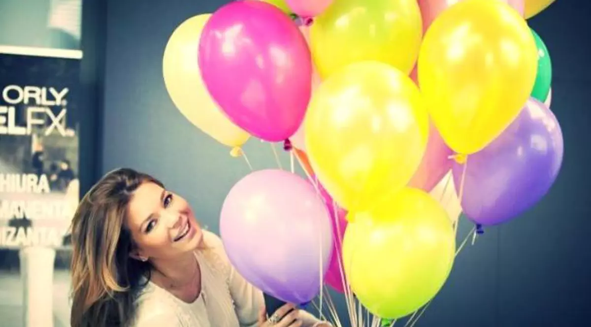 Gina Pistol, surprinsă la DOUĂ DIMINEAŢA cu şampanie şi bomboane fine! Vezi cine este BĂRBATUL care a lăsat-o fără cuvinte!