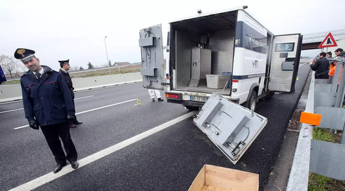 Românii au furat 10.000.000 € dintr-o maşină blindată? Jaf ca în filme pe autostrada A9 din Italia