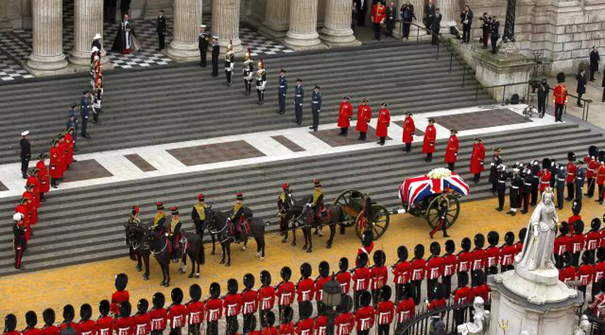 Margaret Thatcher, condusă pe ultimul drum în prezența reginei - FOTO 