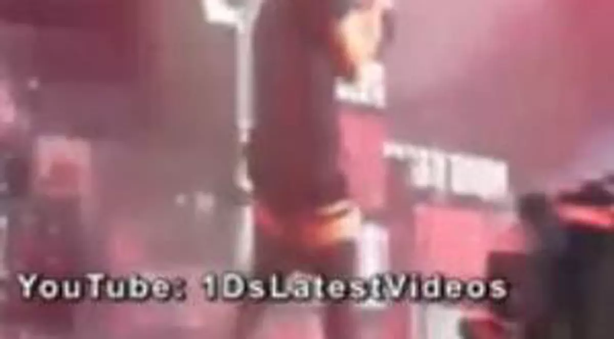 Și-a lăsat COLEGUL de TRUPĂ ÎN CHILOȚI, pe SCENĂ, în fața FANILOR! REACȚIA CÂNTĂREȚULUI SUPERCUNOSCUT este de MILIOANE!IDEO